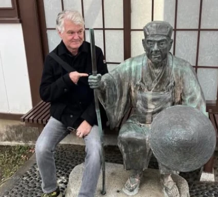 Rodolfo Guttilla ao lado da estátua de Matsuo Bashō